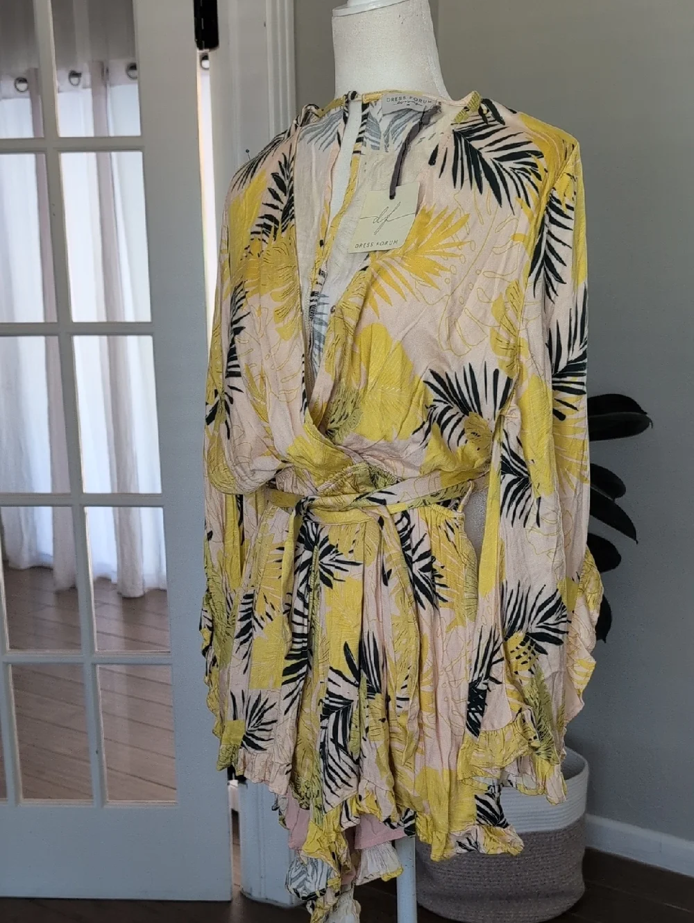 NWT Dress Forum Pink and Yellow Tropical Print Romper Size Medium - Picture 8 of 9